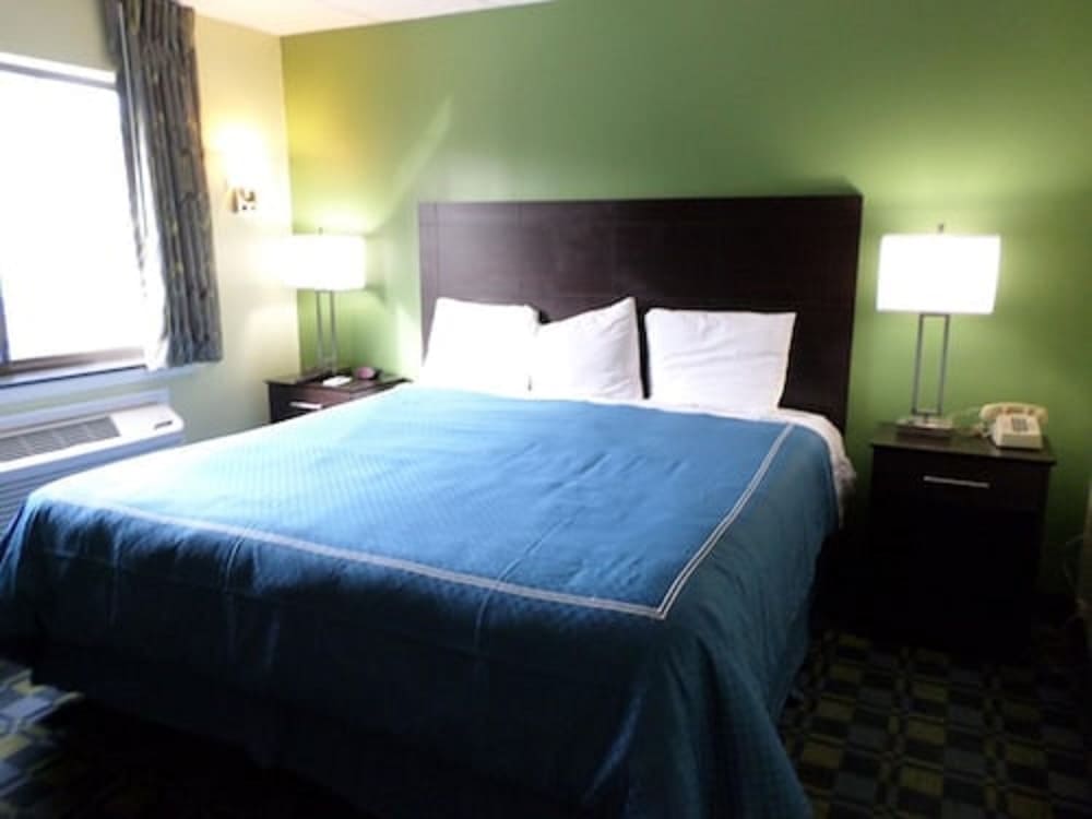 Travelodge by Wyndham Cleveland Lakewood 7/28