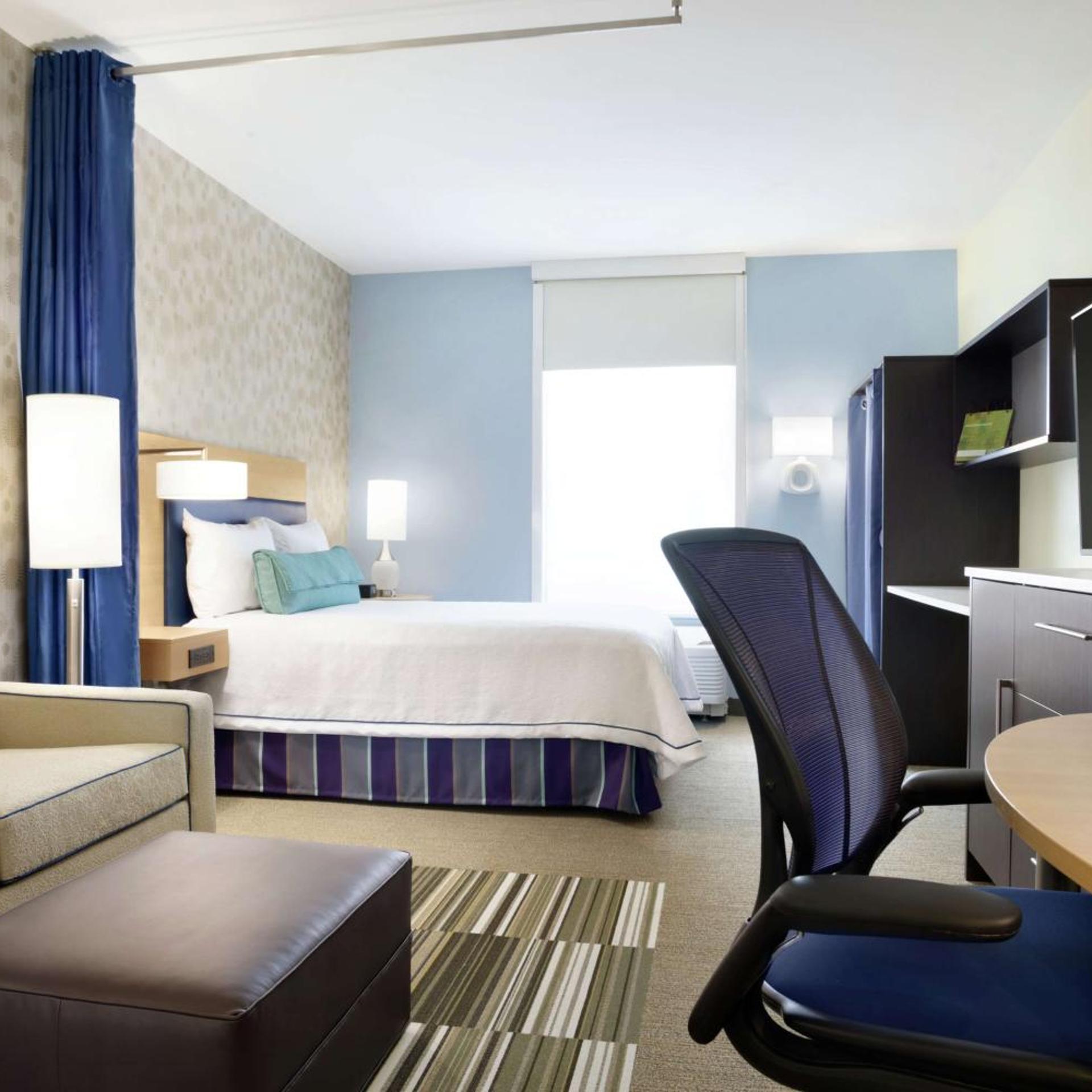 Studio, Queen Bed, Sofa