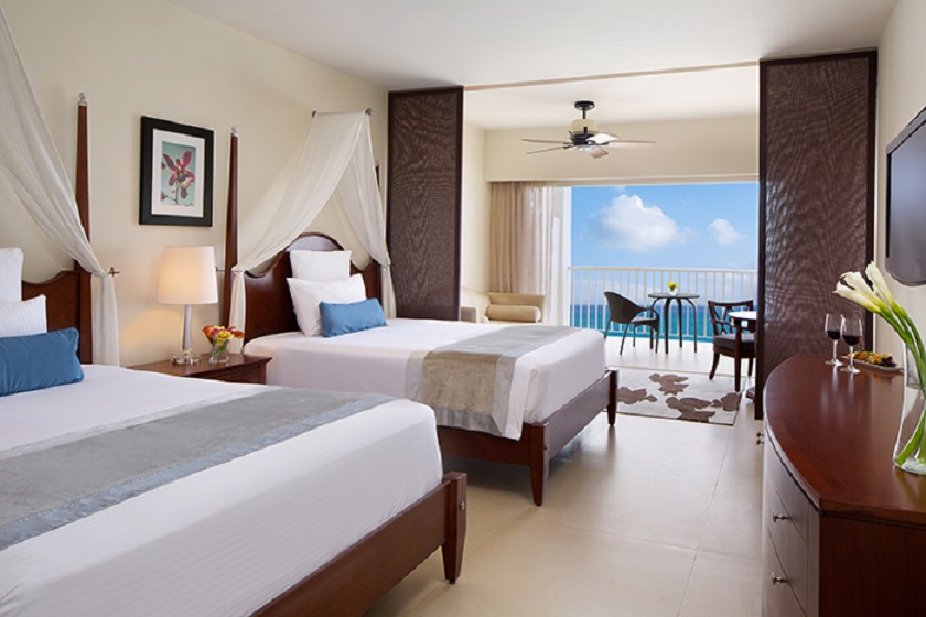 غرفة بسرير مزدوج بإطلالة على البحر