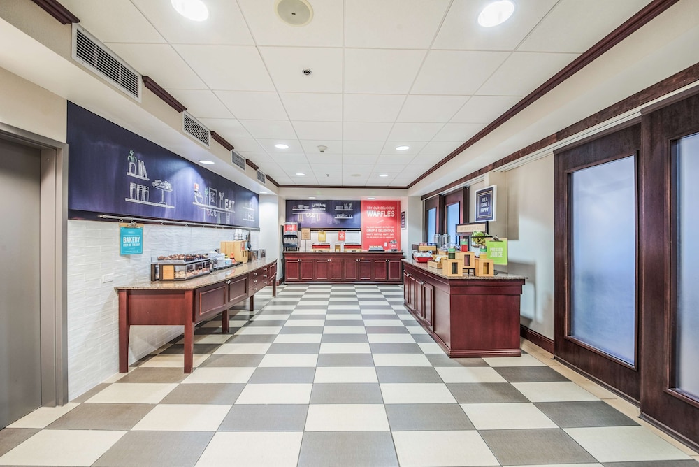 Hampton Inn Greenfield 5/36