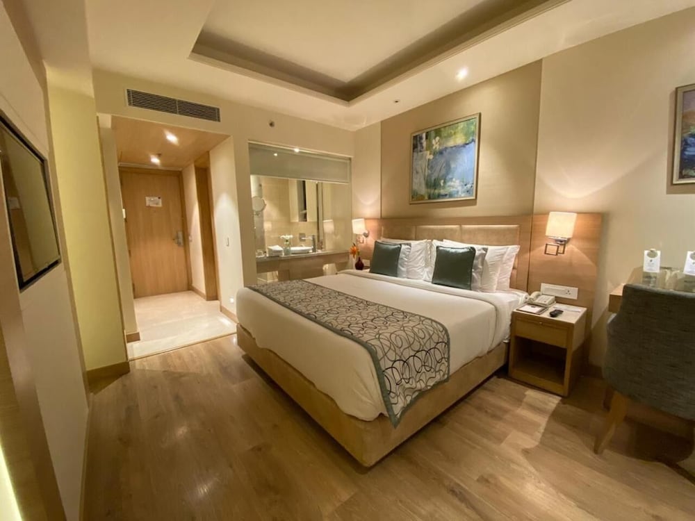 Golden Sarovar Portico 7/59