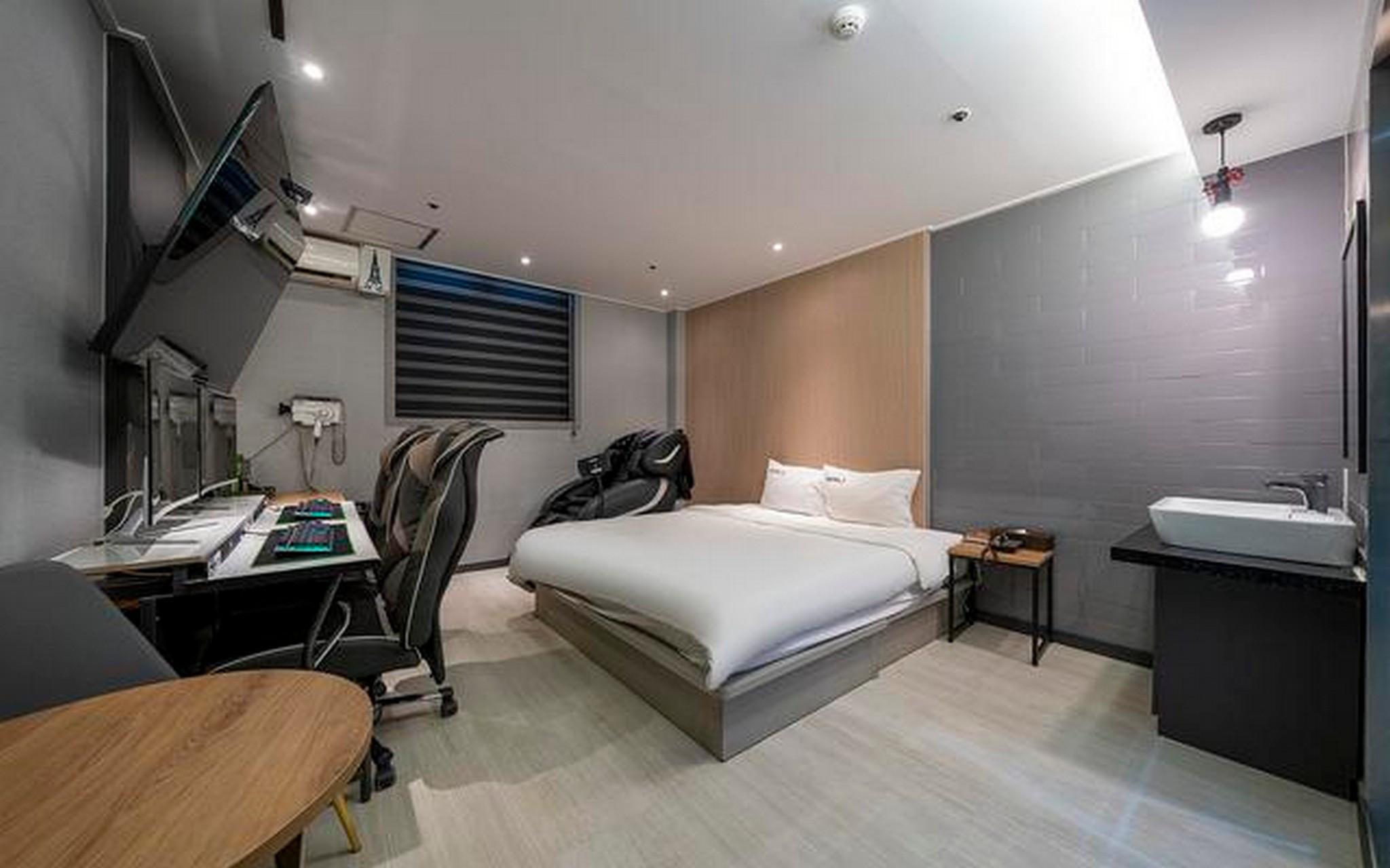 Mini, Double Bed, No Window