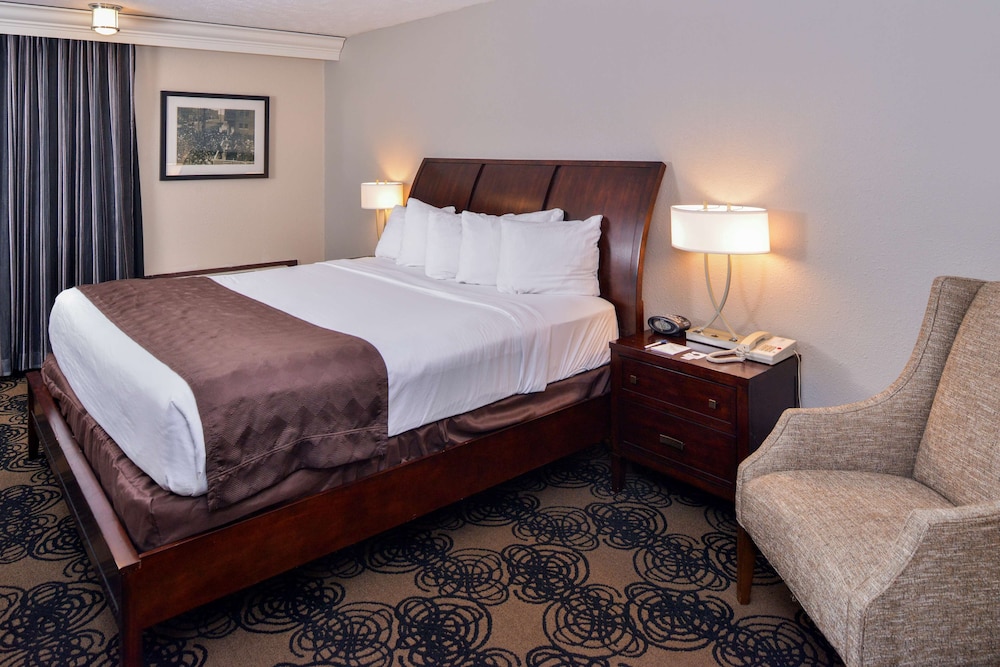 Suite, King Bed, Jetted Tub