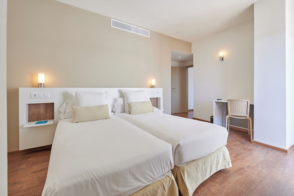 غرفة عائلية بسرير كوين بشرفة مع أريكة، Alua Calas de Mallorca Resort 2/5