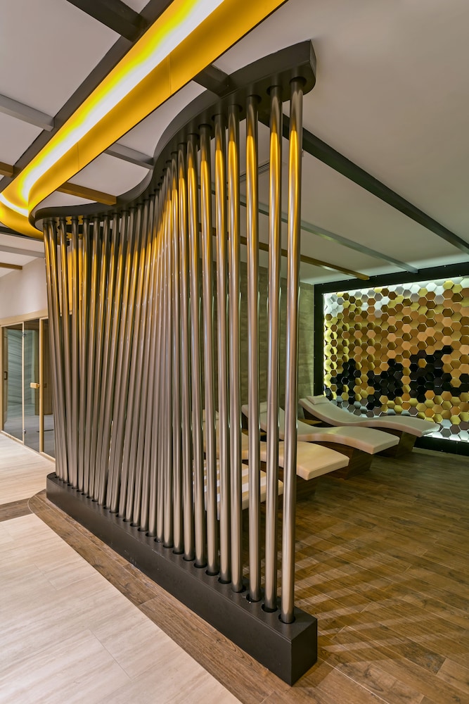 B Business Hotel & Spa 45/53