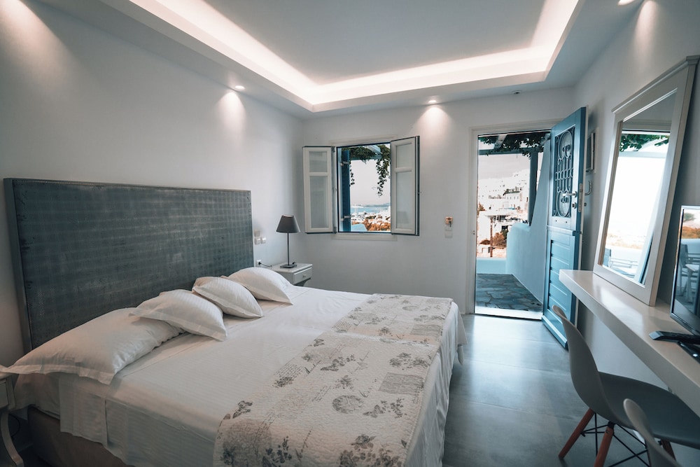 Superior, King Bed, Sea View, Pool Floor
