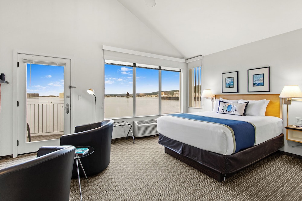 Junior Suite, Queen Bed, Bay View, Hot Tub
