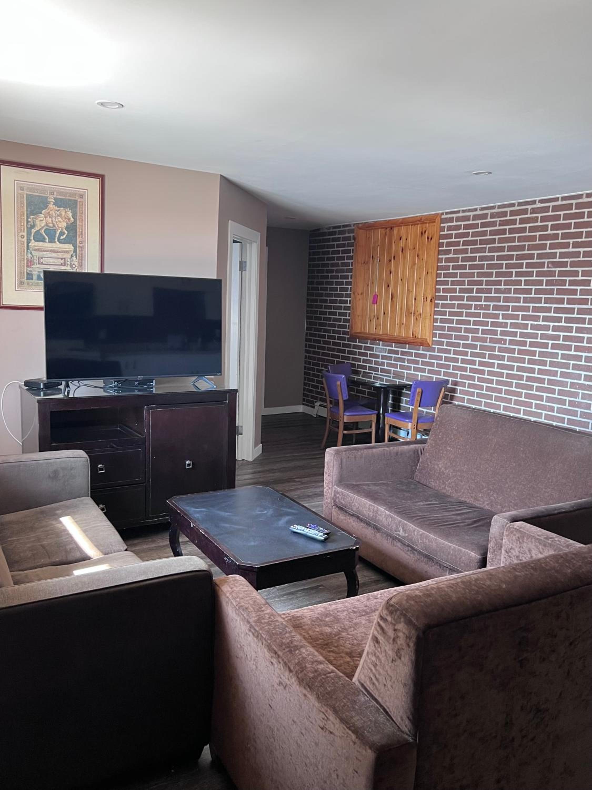 HWY 17 Hotel 27/50