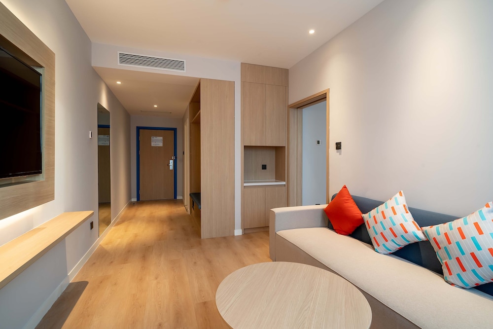 Holiday Inn Express Jinan Airport Zone 36/42
