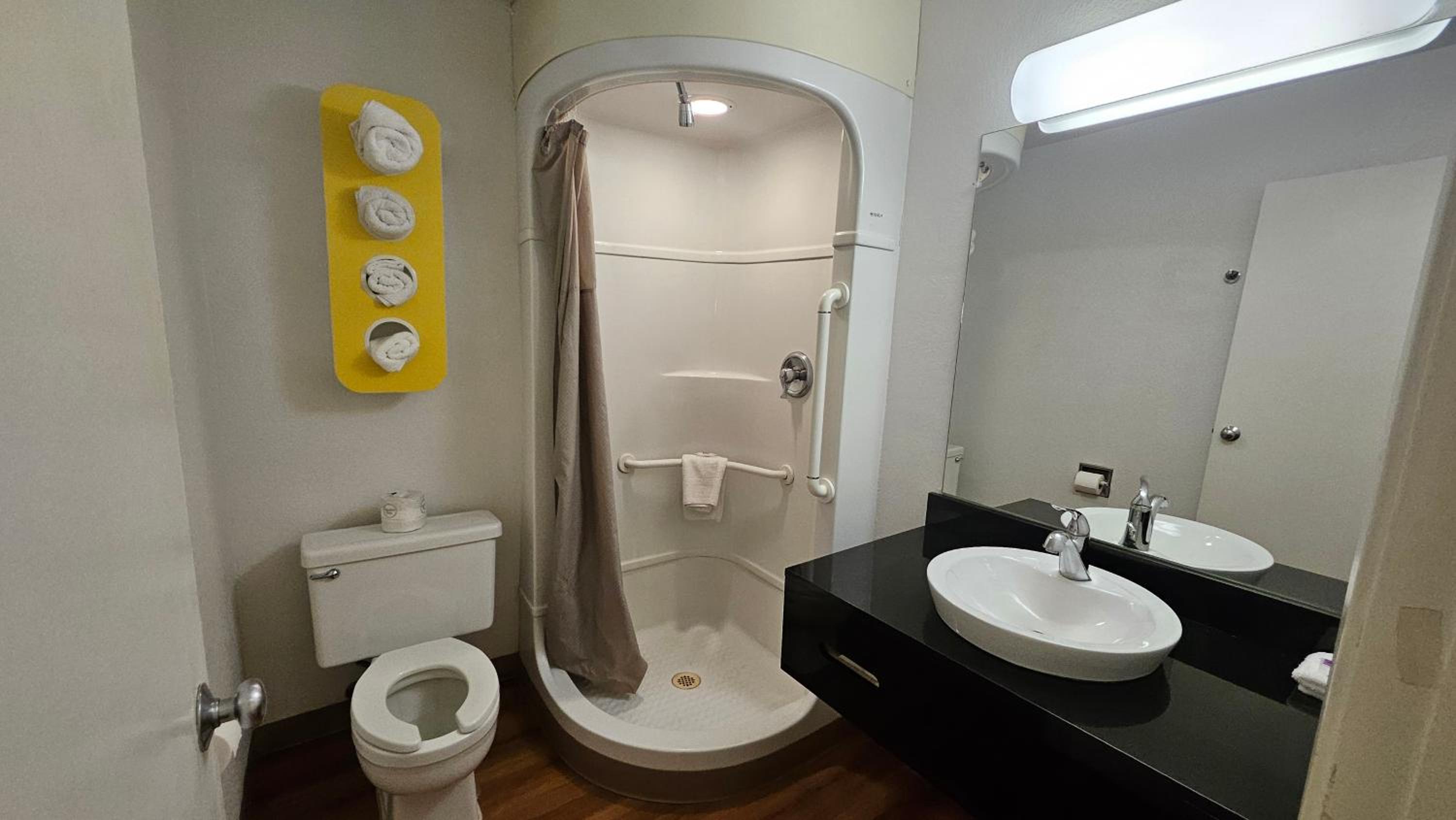 1 King Bed - Mobility Accessible RI Shower Nsmk، Motel6 Blythe, CA 9/10