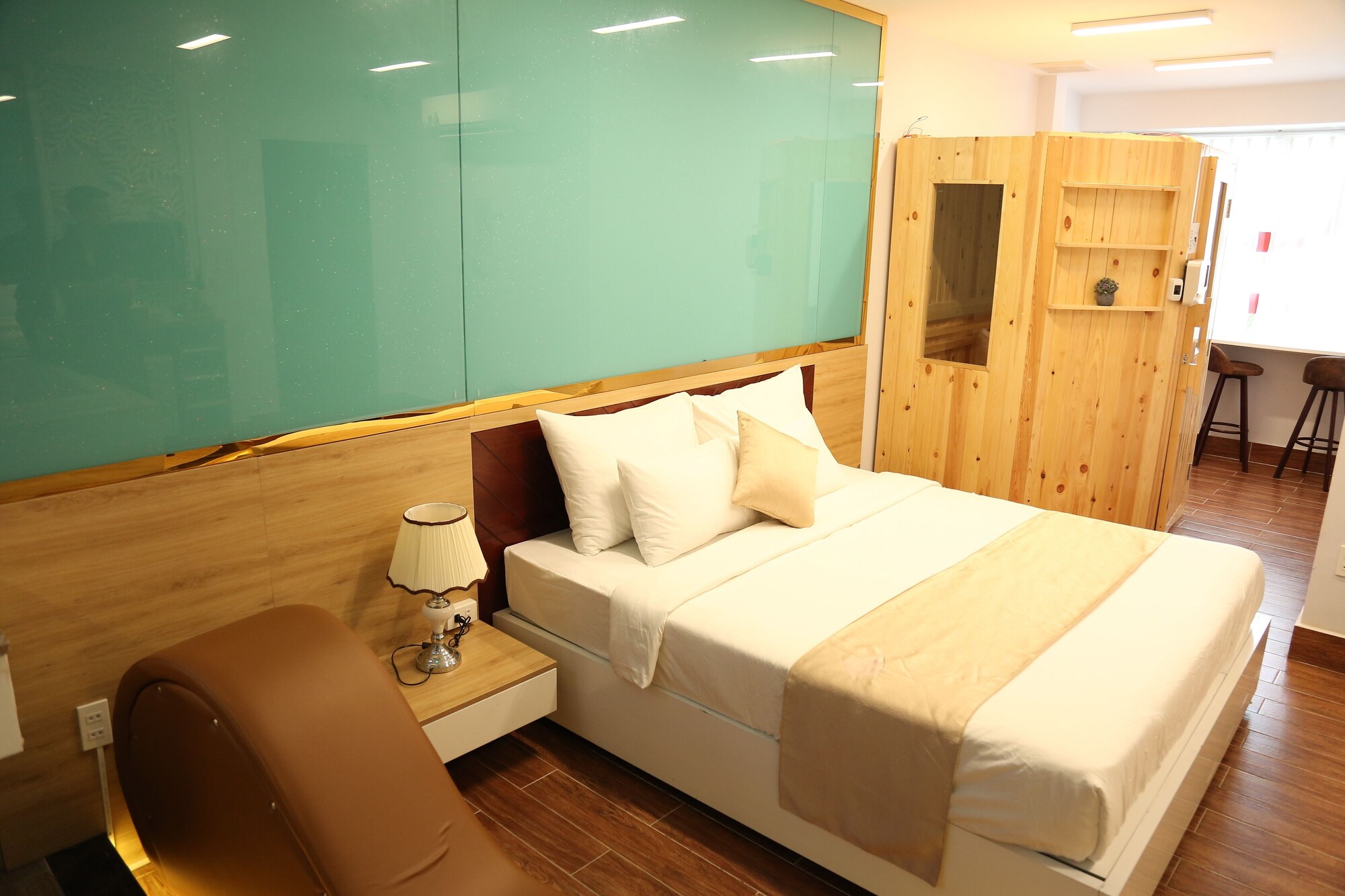 PREMIER, SUITE