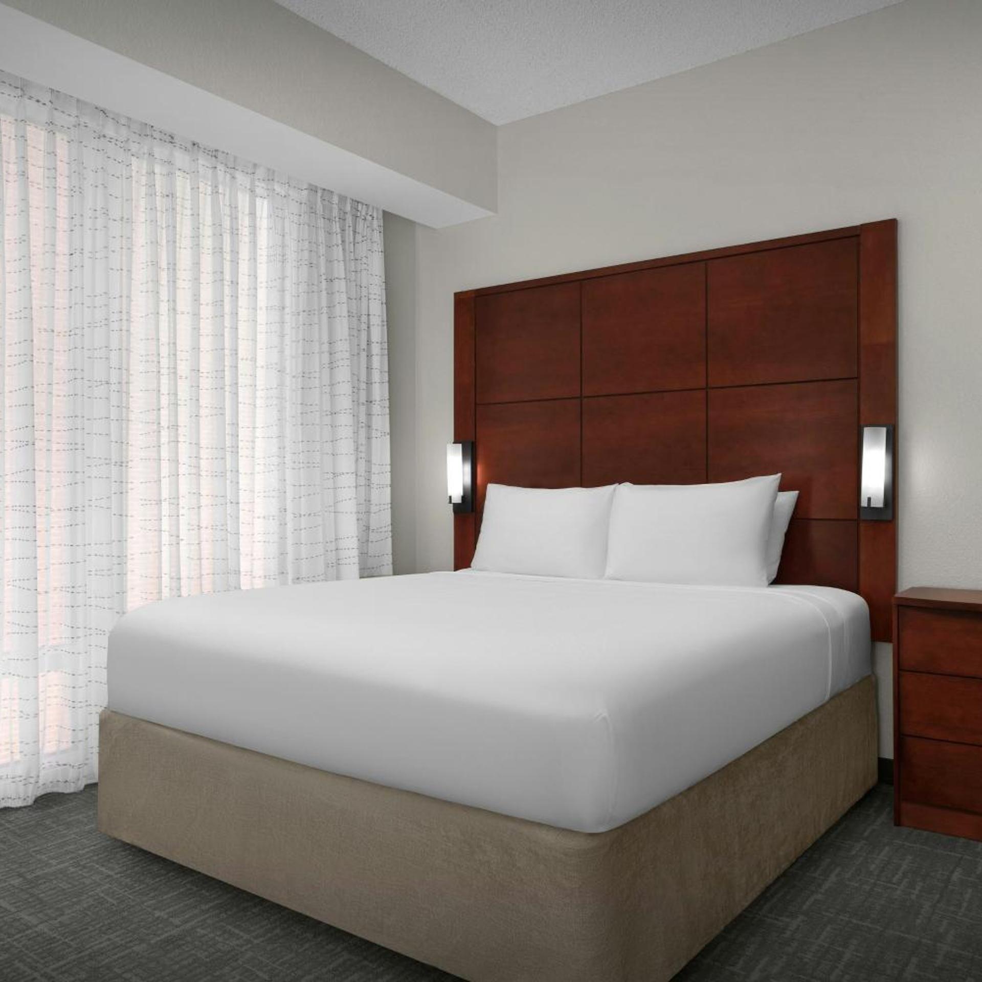 2 Bedrooms, Suite, King Bed