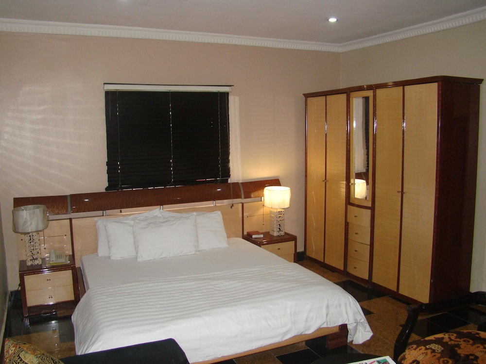CHARLIE'S PLACE AND SUITES 15/50