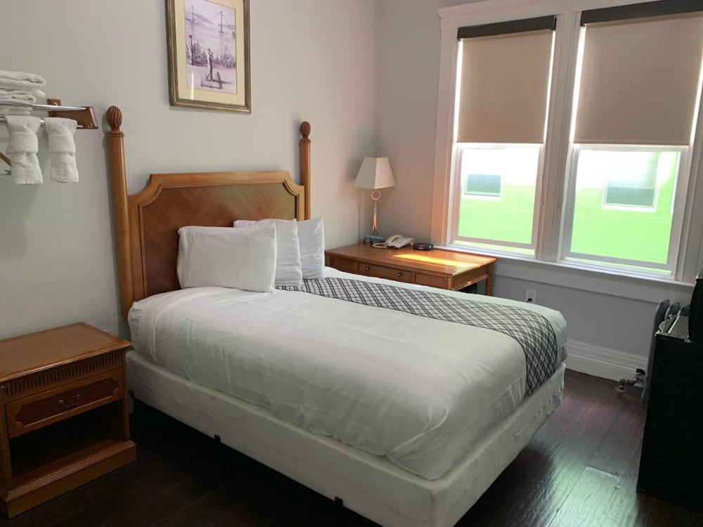 STANDARD, QUEEN BED, SHARED BATHROOM