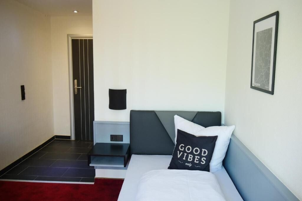 ROOM, SINGLE