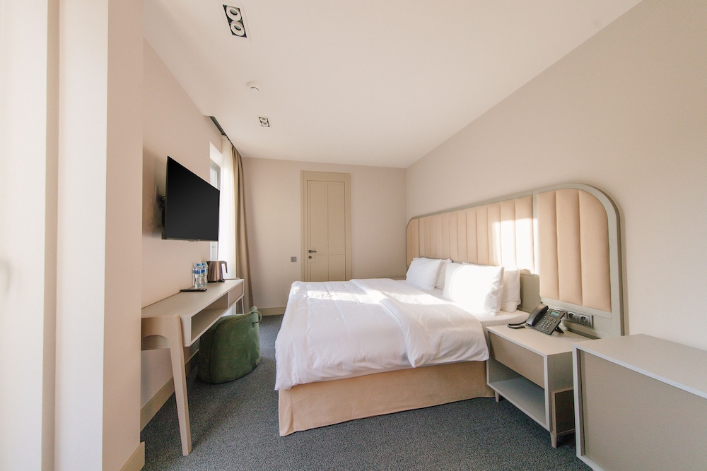 DELUXE, DOUBLE BED