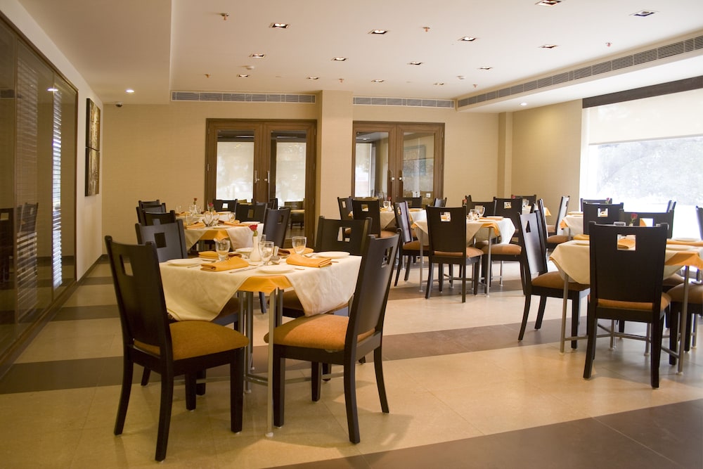 Shervani Nehru Palace Hotel 32/38