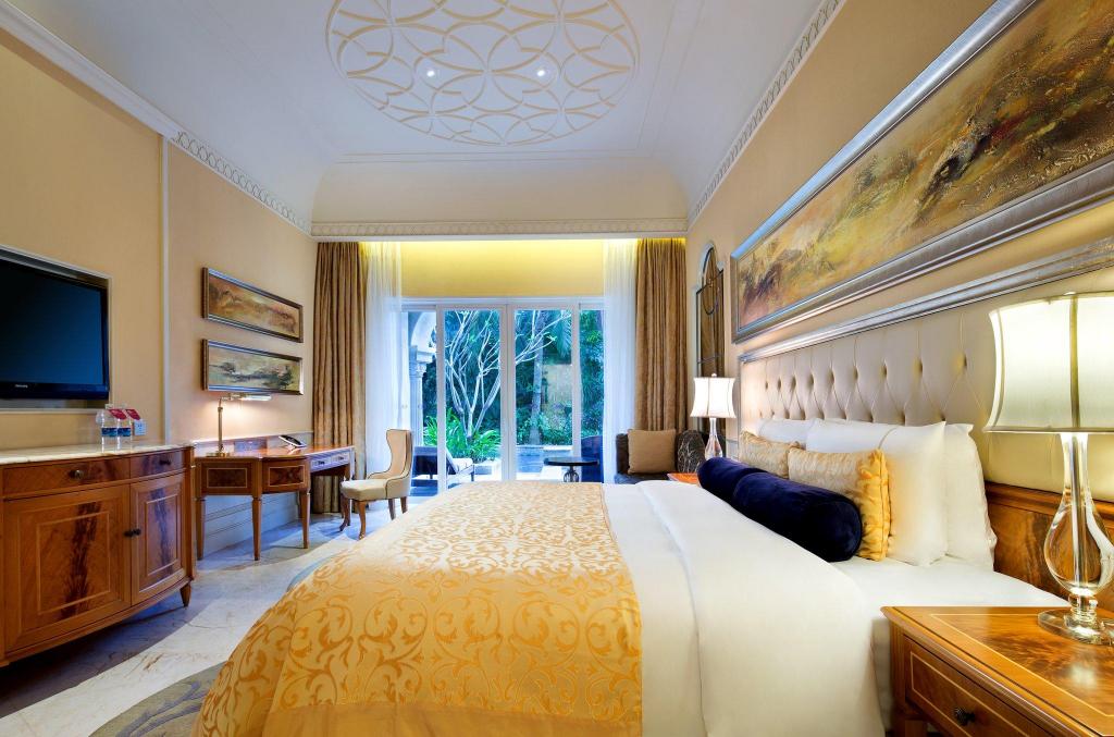 Standard, King Bed, Pool Access