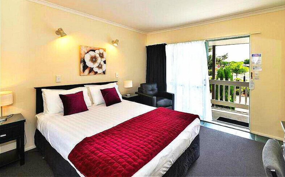 Accolade Lodge Motel 8/40