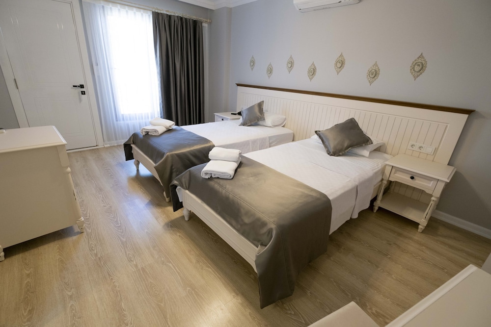 Icarus Hotel 7/46
