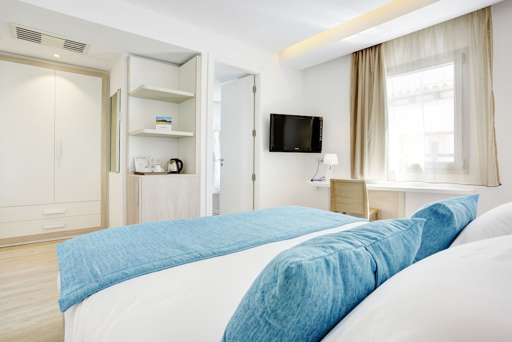 STANDARD, DOUBLE BED, PARTIAL SEA VIEW