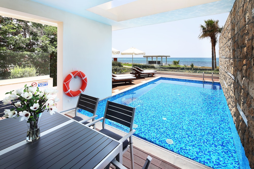 Paradise Cove Luxurious Beach Villas 16/50