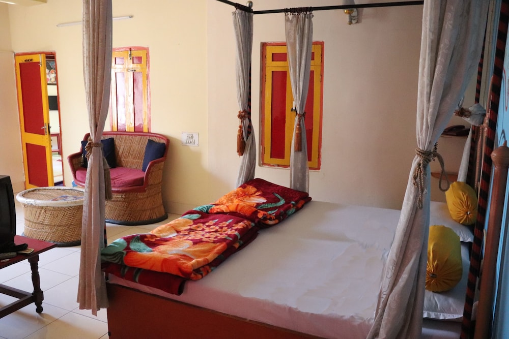 Govind Hotel 52/58