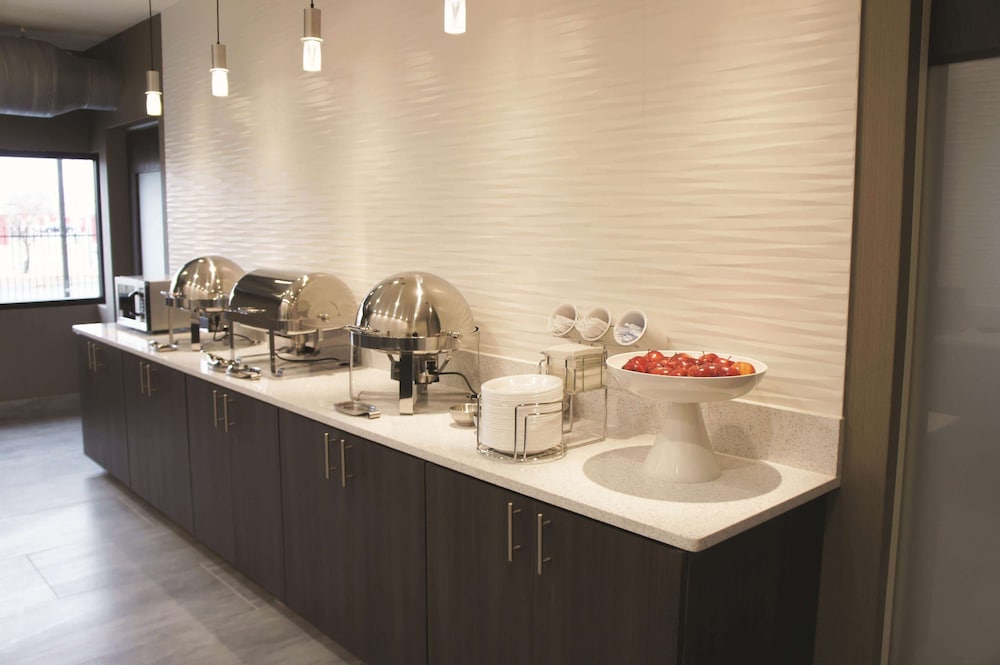 La Quinta Inn & Suites by Wyndham Wichita Airport 42/56