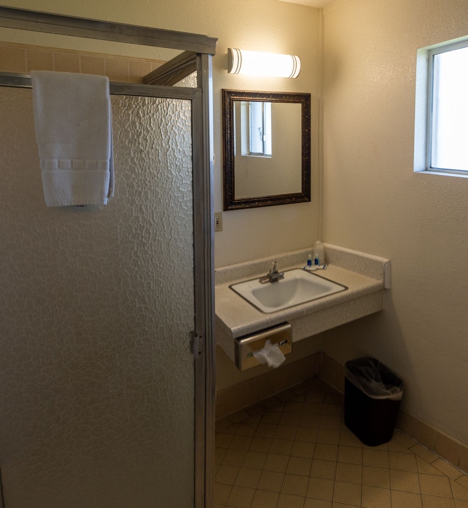 Rodeway Inn Near University-Gateway to Yosemite 24/32