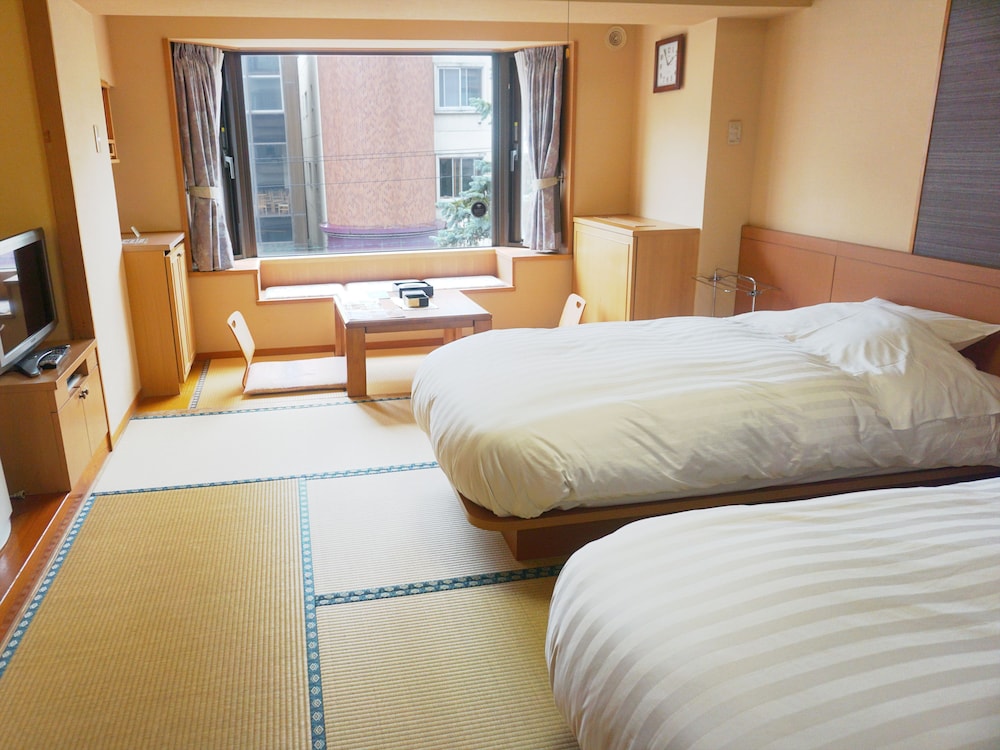 JAPANESE, TWIN BEDS, TOWN VIEW