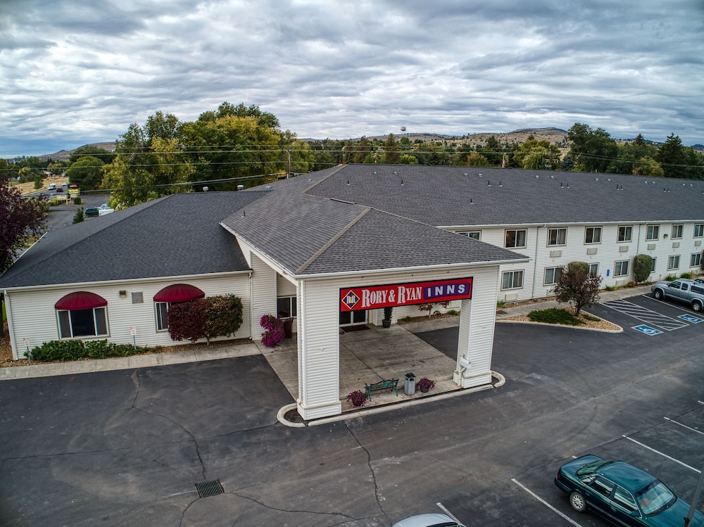 Rory & Ryan Inn 15/21