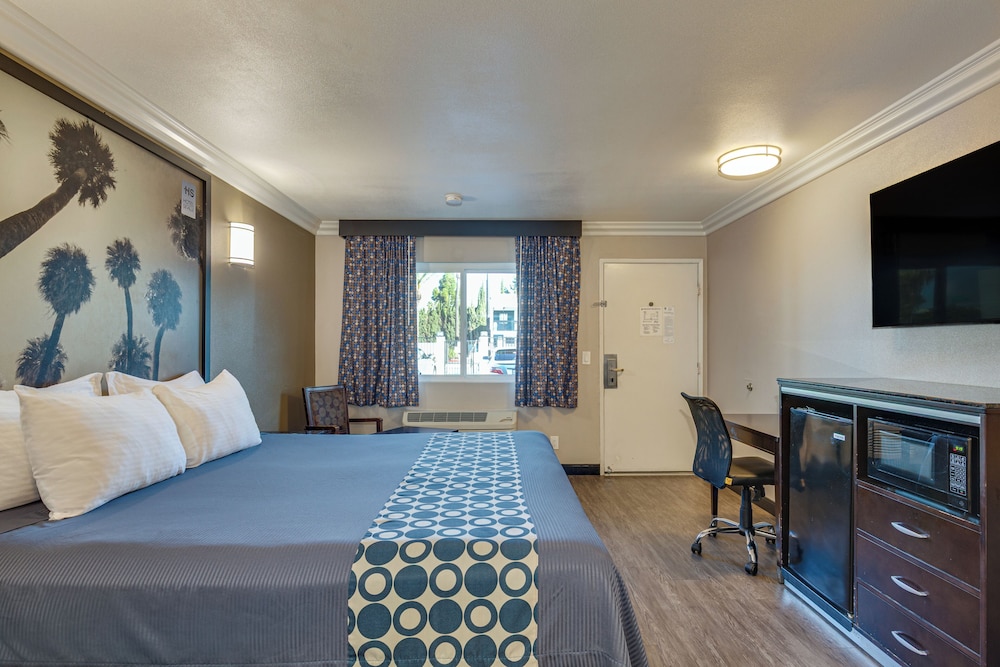 Deluxe, King Bed, Jetted Tub, Smoking