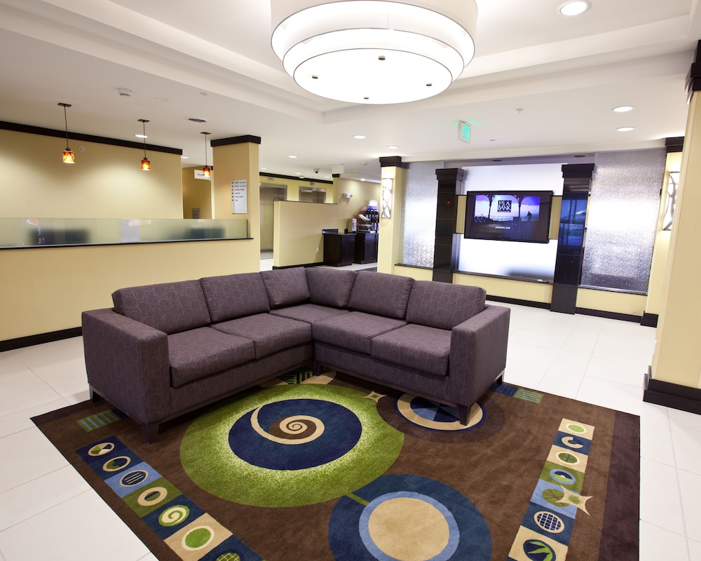 Holiday Inn Express Hotel And Suites Detroit North Troy 42/63