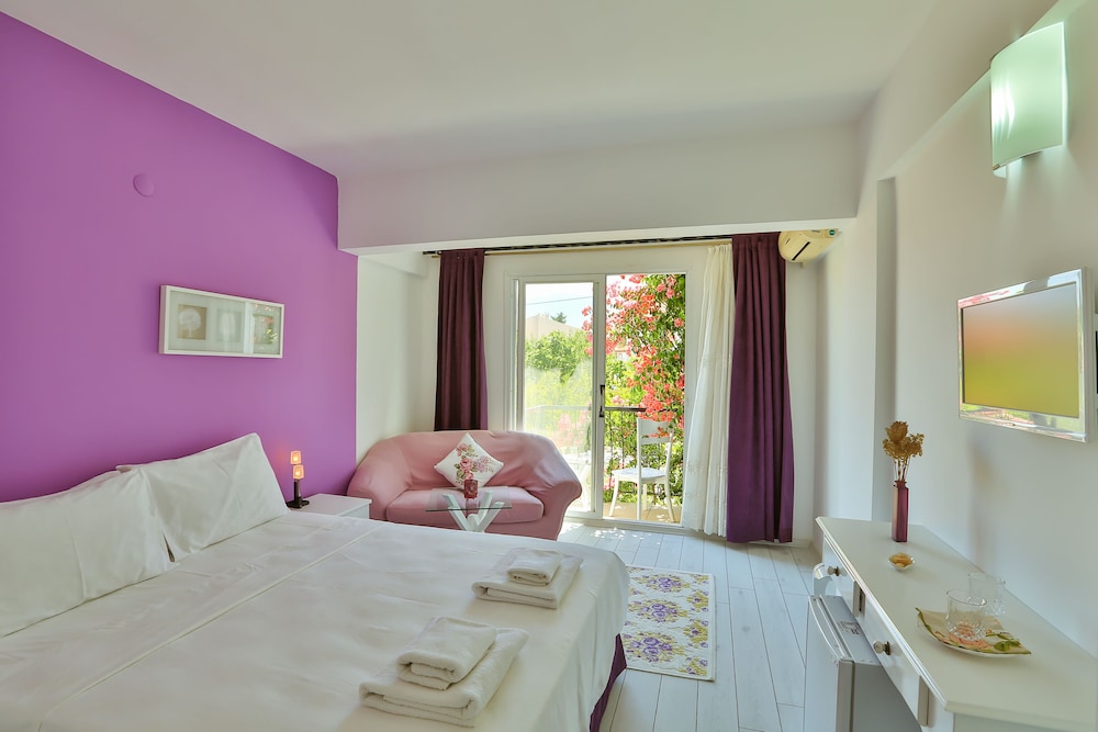 ROOM, DOUBLE OR TWIN BED