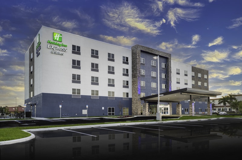 Holiday Inn Express & Suites Fort Myers Airport 3/54
