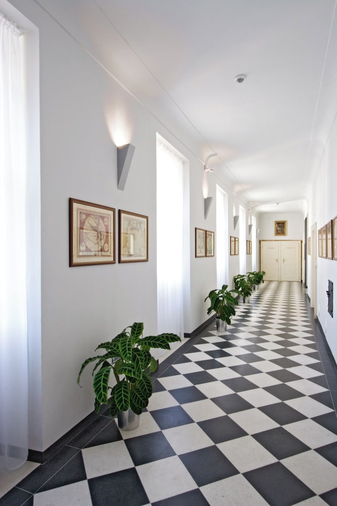 Monastery Hotel 77/89