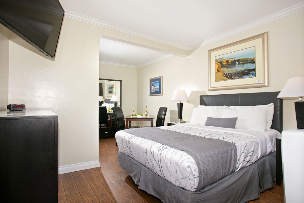 Ocean Beach Hotel 26/69