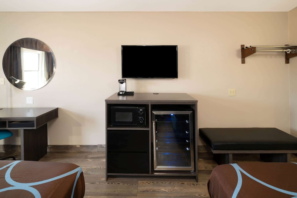 Super 8 by Wyndham Cleveland TN 27/36