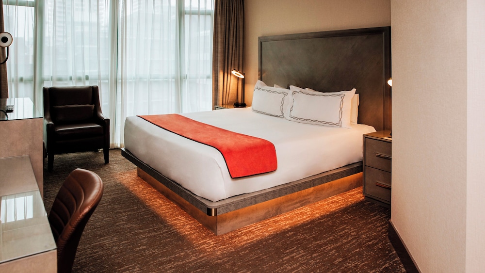 DELUXE, KING BED