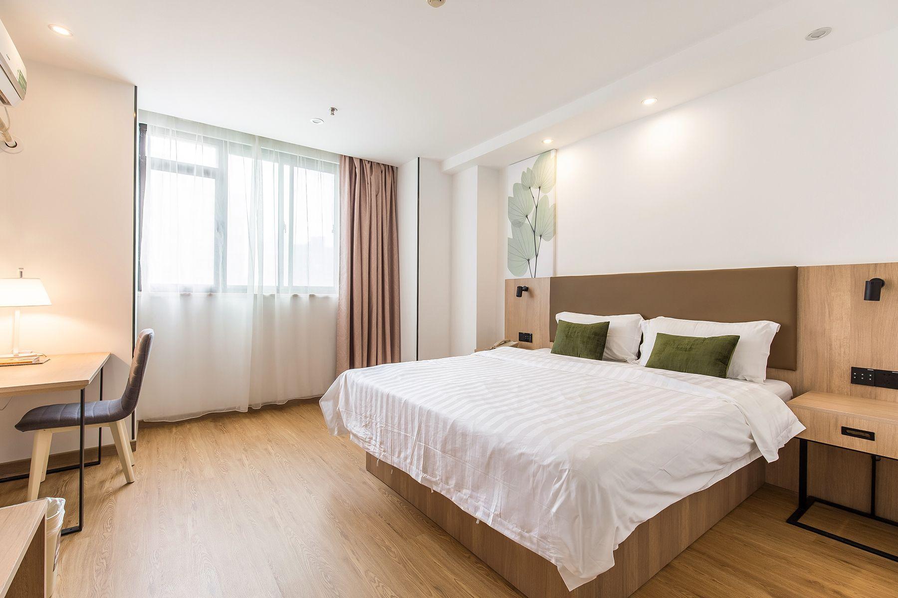 BUSINESS, QUEEN BED