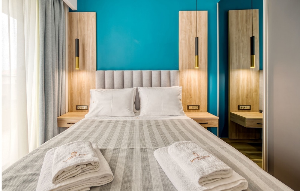 Sapphire Blue Suites 32/87