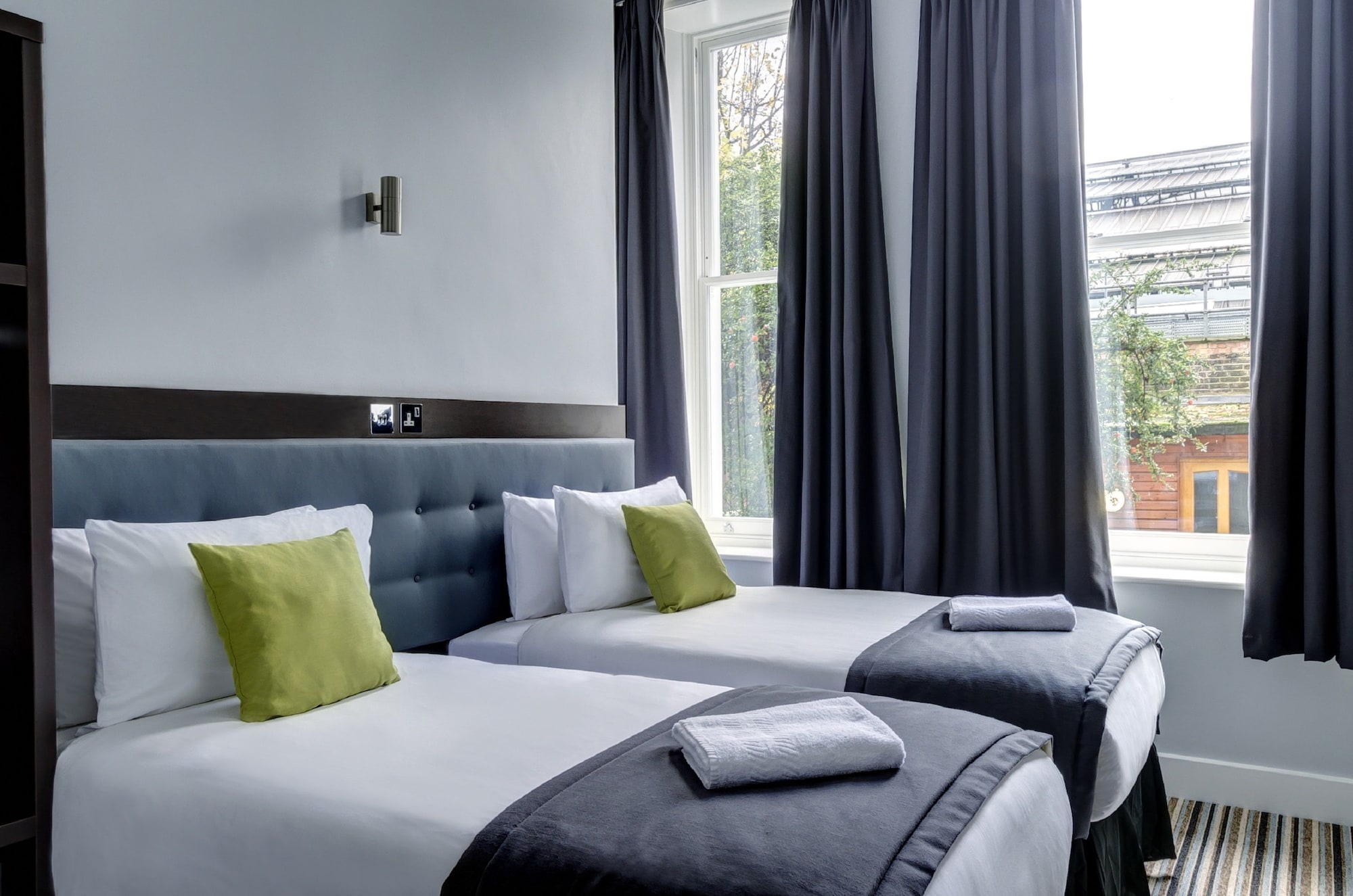 ROOM, TWIN BEDS