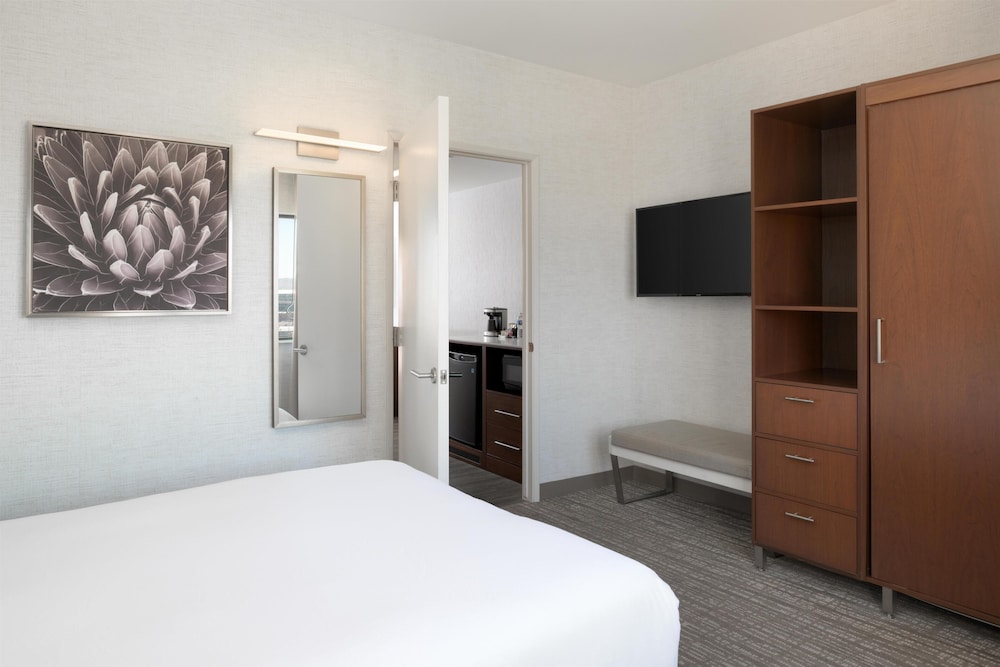1 BEDROOM, SUITE, QUEEN BED, SOFA, ACCESSIBLE