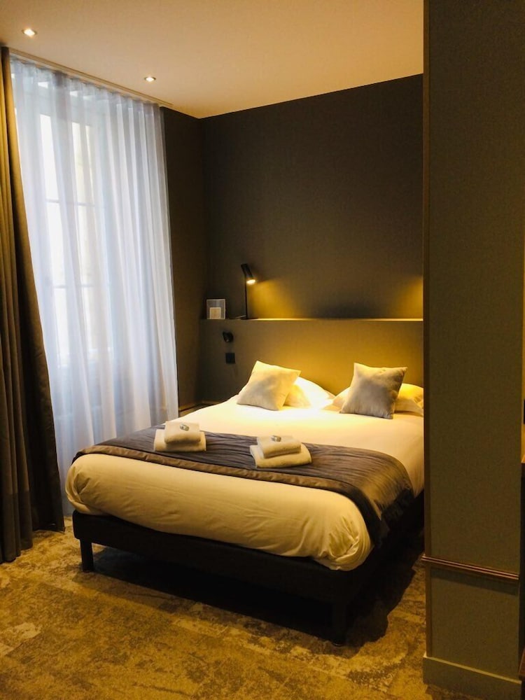 ROOM, DOUBLE BED