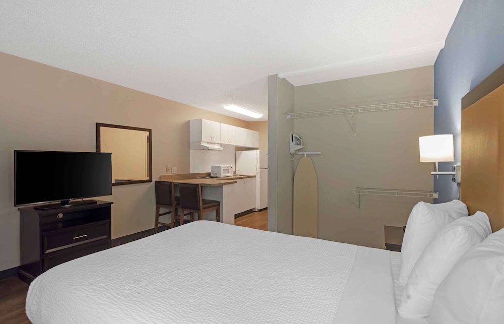 STUDIO, QUEEN BED