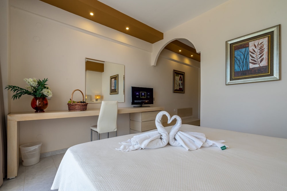 Kamari Plus Hotel 13/49