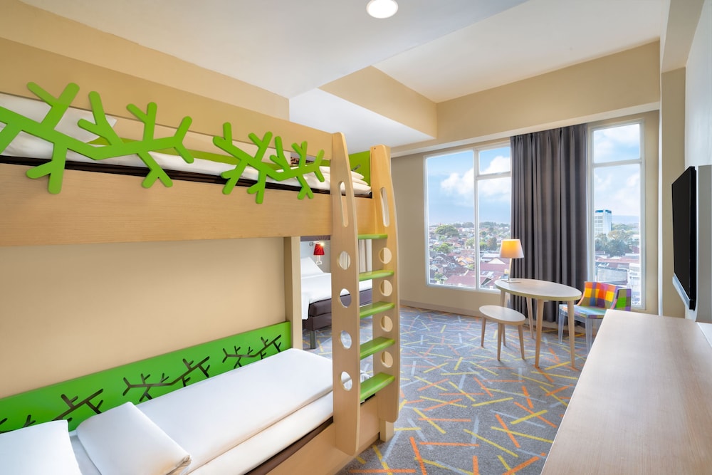 غرفة عائلية بسرير كينج وسرير بطابقين، Ibis Styles Malang 16/17