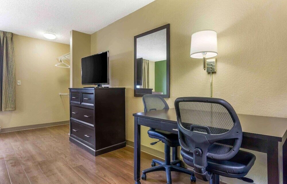 Studio 6 Suites Seattle Kent WA 43/53