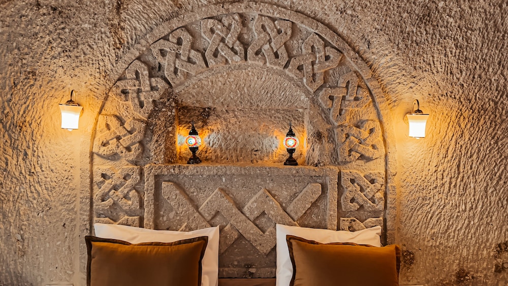 Bayar Cave Suite 9/60