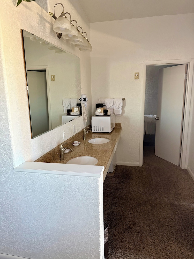 Bristlecone Motel 50/50